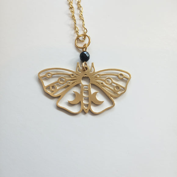 Pendentif Luna Moth avec onyx noir sur chaîne plaquée or de 18 po